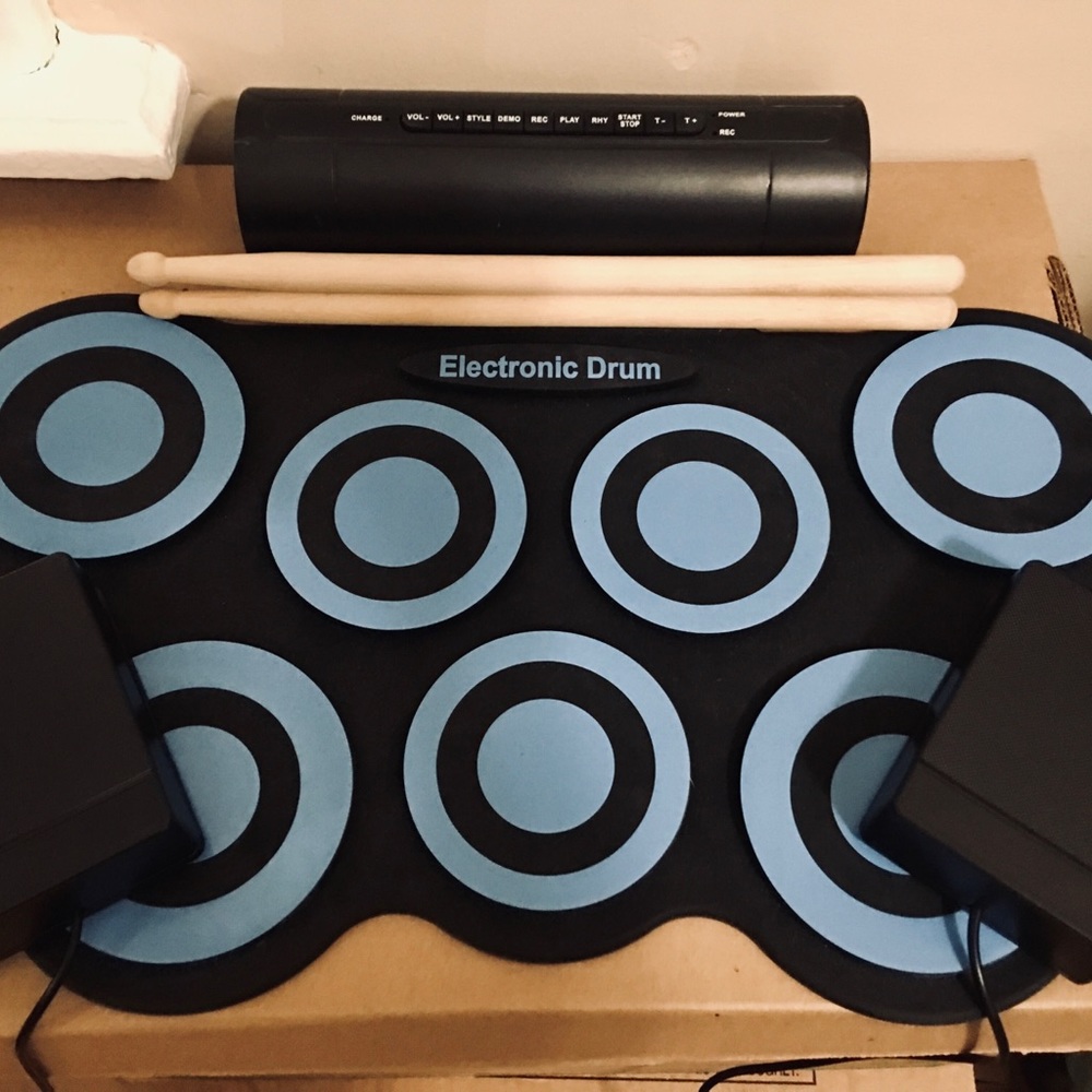 Electronic travel drum set